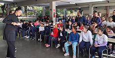 Dentista voluntária explicando a correta escovação.