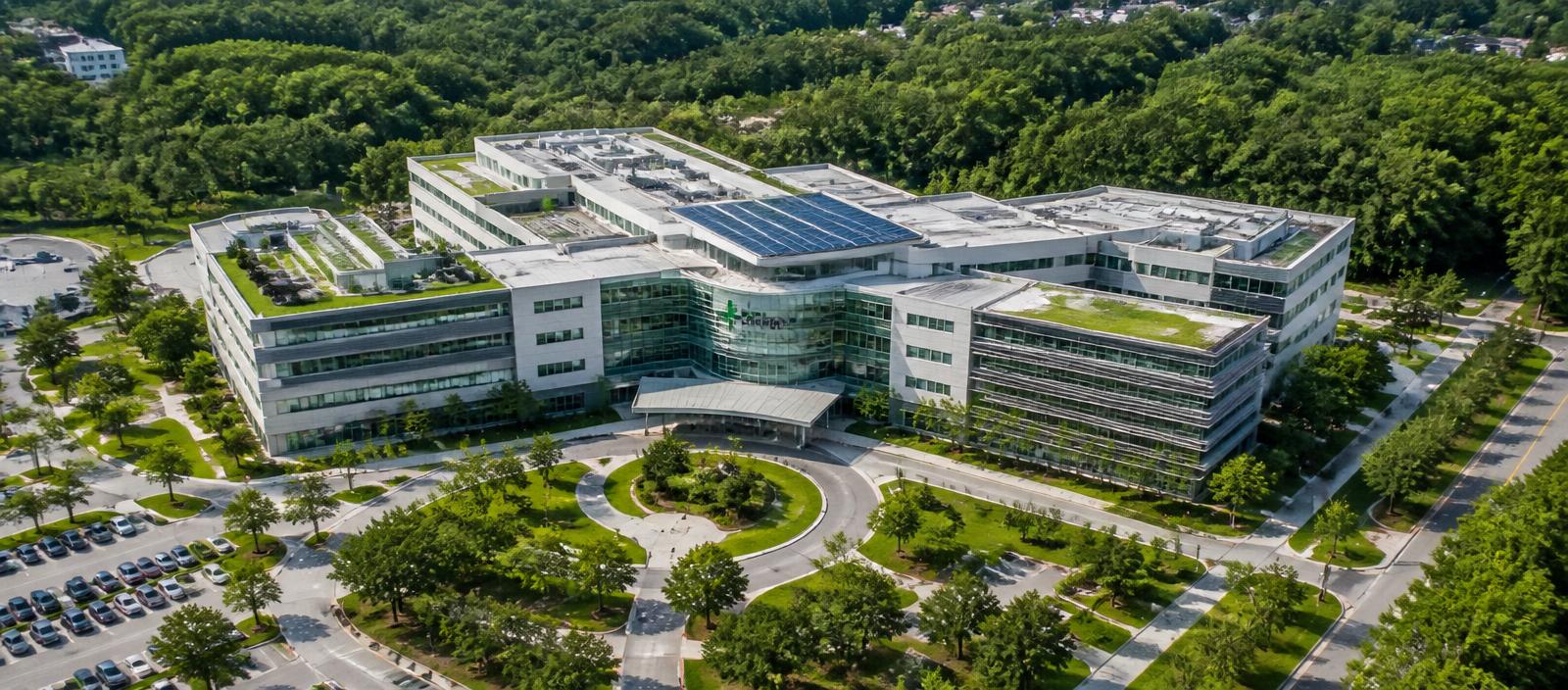 Hospital sustentável cercado por natureza